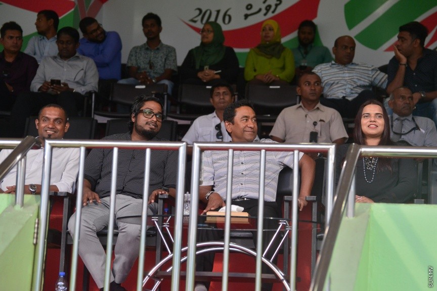 29 ނޮވެމްބަރ 2016: ޓީސީ ސްޕޯޓްސް ކްލަބު ބަލިކޮށް، ކްލަބު އީގަލްސް އިން ފުރަތަމަ ފަހަރަށް ޕްރެޒިޑެންޓްސް ކަޕްގެ ޗެމްޕިއަންކަން ހޯދައިފި: ގައުމީ ފުޓްބޯޅަ ދަނޑުގައި މިއަދު ހަވީރު ކުޅުނު ޕްރެޒިޑެންޓްސް ކަޕްގެ ފައިނަލް މެޗުގައި ޓީސީގެ މައްޗަށް އީގަލްސް އިން ކުރި ހޯދީ 1-0 ލަނޑުން އެ މެޗުޝަރަފްވެރިކޮށްދެއްވީ ރާއްޖޭގެ ރައީސުލްޖުމްހޫރިއްޔާ އަބްދުﷲ ޔާމީން އަބްދުލްޤައްޔޫމް---ސަން ފޮޓޯ// މުހައްމަދު އަފްރާހް