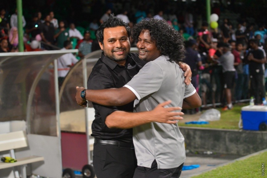 29 ނޮވެމްބަރ 2016: ޓީސީ ސްޕޯޓްސް ކްލަބު ބަލިކޮށް، ކްލަބު އީގަލްސް އިން ފުރަތަމަ ފަހަރަށް ޕްރެޒިޑެންޓްސް ކަޕްގެ ޗެމްޕިއަންކަން ހޯދައިފި: ގައުމީ ފުޓްބޯޅަ ދަނޑުގައި މިއަދު ހަވީރު ކުޅުނު ޕްރެޒިޑެންޓްސް ކަޕްގެ ފައިނަލް މެޗުގައި ޓީސީގެ މައްޗަށް އީގަލްސް އިން ކުރި ހޯދީ 1-0 ލަނޑުން އެ މެޗުޝަރަފްވެރިކޮށްދެއްވީ ރާއްޖޭގެ ރައީސުލްޖުމްހޫރިއްޔާ އަބްދުﷲ ޔާމީން އަބްދުލްޤައްޔޫމް---ސަން ފޮޓޯ// މުހައްމަދު އަފްރާހް
