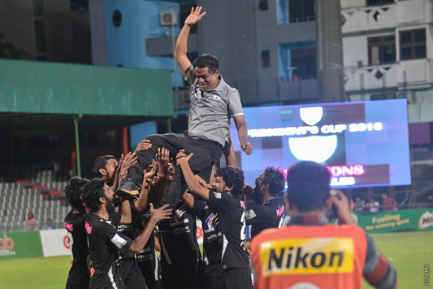 29 ނޮވެމްބަރ 2016: ޓީސީ ސްޕޯޓްސް ކްލަބު ބަލިކޮށް، ކްލަބު އީގަލްސް އިން ފުރަތަމަ ފަހަރަށް ޕްރެޒިޑެންޓްސް ކަޕްގެ ޗެމްޕިއަންކަން ހޯދައިފި: ގައުމީ ފުޓްބޯޅަ ދަނޑުގައި މިއަދު ހަވީރު ކުޅުނު ޕްރެޒިޑެންޓްސް ކަޕްގެ ފައިނަލް މެޗުގައި ޓީސީގެ މައްޗަށް އީގަލްސް އިން ކުރި ހޯދީ 1-0 ލަނޑުން އެ މެޗުޝަރަފްވެރިކޮށްދެއްވީ ރާއްޖޭގެ ރައީސުލްޖުމްހޫރިއްޔާ އަބްދުﷲ ޔާމީން އަބްދުލްޤައްޔޫމް---ސަން ފޮޓޯ// މުހައްމަދު އަފްރާހް