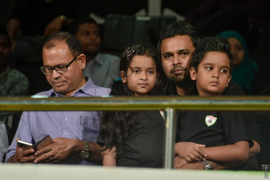 29 ނޮވެމްބަރ 2016: ޓީސީ ސްޕޯޓްސް ކްލަބު ބަލިކޮށް، ކްލަބު އީގަލްސް އިން ފުރަތަމަ ފަހަރަށް ޕްރެޒިޑެންޓްސް ކަޕްގެ ޗެމްޕިއަންކަން ހޯދައިފި: ގައުމީ ފުޓްބޯޅަ ދަނޑުގައި މިއަދު ހަވީރު ކުޅުނު ޕްރެޒިޑެންޓްސް ކަޕްގެ ފައިނަލް މެޗުގައި ޓީސީގެ މައްޗަށް އީގަލްސް އިން ކުރި ހޯދީ 1-0 ލަނޑުން އެ މެޗުޝަރަފްވެރިކޮށްދެއްވީ ރާއްޖޭގެ ރައީސުލްޖުމްހޫރިއްޔާ އަބްދުﷲ ޔާމީން އަބްދުލްޤައްޔޫމް---ސަން ފޮޓޯ// މުހައްމަދު އަފްރާހް
