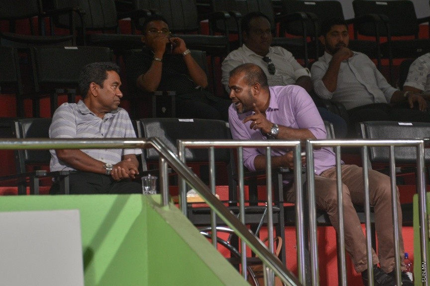 29 ނޮވެމްބަރ 2016: ޓީސީ ސްޕޯޓްސް ކްލަބު ބަލިކޮށް، ކްލަބު އީގަލްސް އިން ފުރަތަމަ ފަހަރަށް ޕްރެޒިޑެންޓްސް ކަޕްގެ ޗެމްޕިއަންކަން ހޯދައިފި: ގައުމީ ފުޓްބޯޅަ ދަނޑުގައި މިއަދު ހަވީރު ކުޅުނު ޕްރެޒިޑެންޓްސް ކަޕްގެ ފައިނަލް މެޗުގައި ޓީސީގެ މައްޗަށް އީގަލްސް އިން ކުރި ހޯދީ 1-0 ލަނޑުން އެ މެޗުޝަރަފްވެރިކޮށްދެއްވީ ރާއްޖޭގެ ރައީސުލްޖުމްހޫރިއްޔާ އަބްދުﷲ ޔާމީން އަބްދުލްޤައްޔޫމް---ސަން ފޮޓޯ// މުހައްމަދު އަފްރާހް