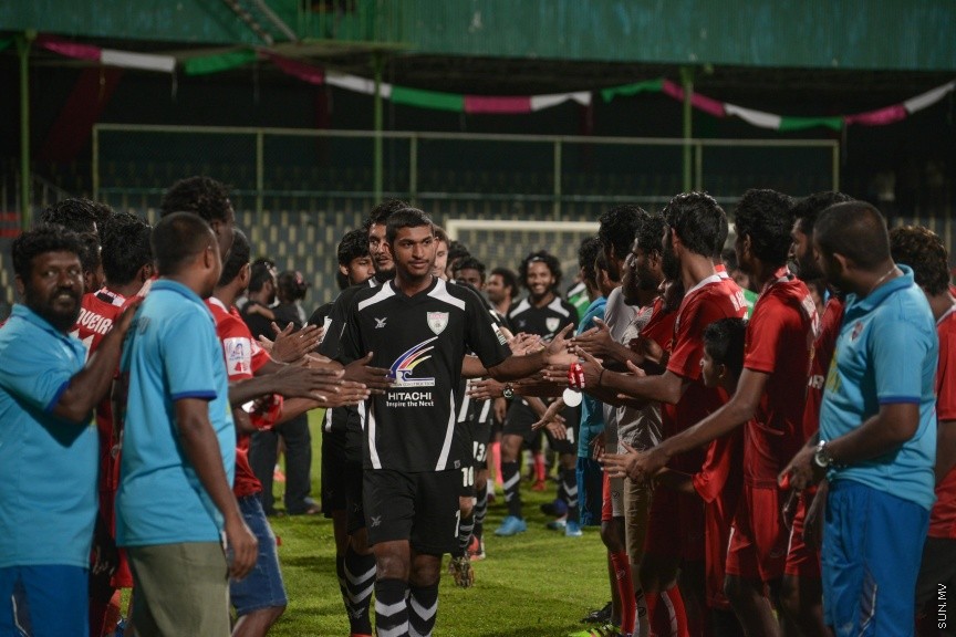 29 ނޮވެމްބަރ 2016: ޓީސީ ސްޕޯޓްސް ކްލަބު ބަލިކޮށް، ކްލަބު އީގަލްސް އިން ފުރަތަމަ ފަހަރަށް ޕްރެޒިޑެންޓްސް ކަޕްގެ ޗެމްޕިއަންކަން ހޯދައިފި: ގައުމީ ފުޓްބޯޅަ ދަނޑުގައި މިއަދު ހަވީރު ކުޅުނު ޕްރެޒިޑެންޓްސް ކަޕްގެ ފައިނަލް މެޗުގައި ޓީސީގެ މައްޗަށް އީގަލްސް އިން ކުރި ހޯދީ 1-0 ލަނޑުން އެ މެޗުޝަރަފްވެރިކޮށްދެއްވީ ރާއްޖޭގެ ރައީސުލްޖުމްހޫރިއްޔާ އަބްދުﷲ ޔާމީން އަބްދުލްޤައްޔޫމް---ސަން ފޮޓޯ// މުހައްމަދު އަފްރާހް