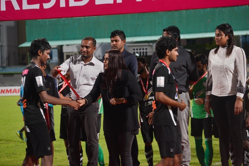 29 ނޮވެމްބަރ 2016: ޓީސީ ސްޕޯޓްސް ކްލަބު ބަލިކޮށް، ކްލަބު އީގަލްސް އިން ފުރަތަމަ ފަހަރަށް ޕްރެޒިޑެންޓްސް ކަޕްގެ ޗެމްޕިއަންކަން ހޯދައިފި: ގައުމީ ފުޓްބޯޅަ ދަނޑުގައި މިއަދު ހަވީރު ކުޅުނު ޕްރެޒިޑެންޓްސް ކަޕްގެ ފައިނަލް މެޗުގައި ޓީސީގެ މައްޗަށް އީގަލްސް އިން ކުރި ހޯދީ 1-0 ލަނޑުން އެ މެޗުޝަރަފްވެރިކޮށްދެއްވީ ރާއްޖޭގެ ރައީސުލްޖުމްހޫރިއްޔާ އަބްދުﷲ ޔާމީން އަބްދުލްޤައްޔޫމް---ސަން ފޮޓޯ// މުހައްމަދު އަފްރާހް