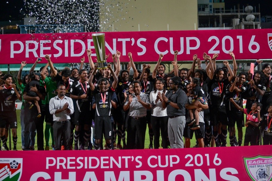 29 ނޮވެމްބަރ 2016: ޓީސީ ސްޕޯޓްސް ކްލަބު ބަލިކޮށް، ކްލަބު އީގަލްސް އިން ފުރަތަމަ ފަހަރަށް ޕްރެޒިޑެންޓްސް ކަޕްގެ ޗެމްޕިއަންކަން ހޯދައިފި: ގައުމީ ފުޓްބޯޅަ ދަނޑުގައި މިއަދު ހަވީރު ކުޅުނު ޕްރެޒިޑެންޓްސް ކަޕްގެ ފައިނަލް މެޗުގައި ޓީސީގެ މައްޗަށް އީގަލްސް އިން ކުރި ހޯދީ 1-0 ލަނޑުން އެ މެޗުޝަރަފްވެރިކޮށްދެއްވީ ރާއްޖޭގެ ރައީސުލްޖުމްހޫރިއްޔާ އަބްދުﷲ ޔާމީން އަބްދުލްޤައްޔޫމް---ސަން ފޮޓޯ// މުހައްމަދު އަފްރާހް