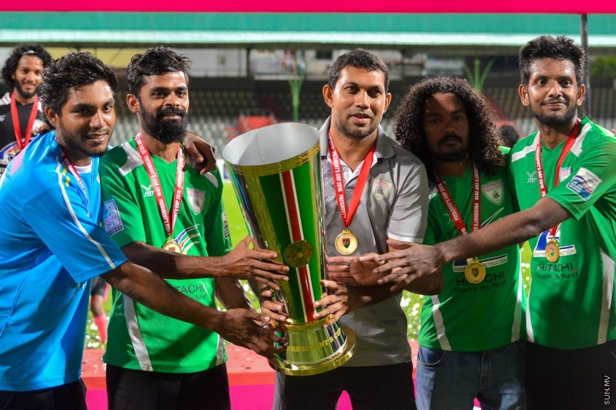 29 ނޮވެމްބަރ 2016: ޓީސީ ސްޕޯޓްސް ކްލަބު ބަލިކޮށް، ކްލަބު އީގަލްސް އިން ފުރަތަމަ ފަހަރަށް ޕްރެޒިޑެންޓްސް ކަޕްގެ ޗެމްޕިއަންކަން ހޯދައިފި: ގައުމީ ފުޓްބޯޅަ ދަނޑުގައި މިއަދު ހަވީރު ކުޅުނު ޕްރެޒިޑެންޓްސް ކަޕްގެ ފައިނަލް މެޗުގައި ޓީސީގެ މައްޗަށް އީގަލްސް އިން ކުރި ހޯދީ 1-0 ލަނޑުން އެ މެޗުޝަރަފްވެރިކޮށްދެއްވީ ރާއްޖޭގެ ރައީސުލްޖުމްހޫރިއްޔާ އަބްދުﷲ ޔާމީން އަބްދުލްޤައްޔޫމް---ސަން ފޮޓޯ// މުހައްމަދު އަފްރާހް