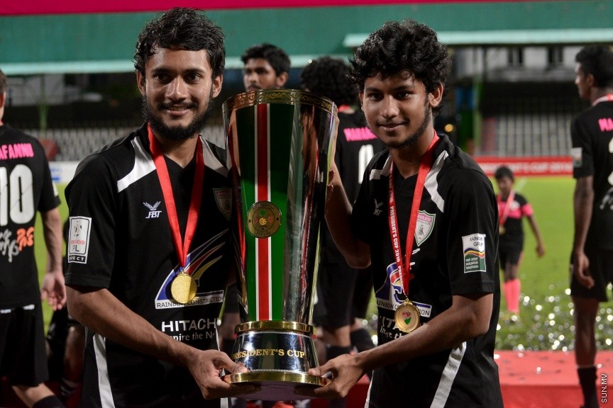 29 ނޮވެމްބަރ 2016: ޓީސީ ސްޕޯޓްސް ކްލަބު ބަލިކޮށް، ކްލަބު އީގަލްސް އިން ފުރަތަމަ ފަހަރަށް ޕްރެޒިޑެންޓްސް ކަޕްގެ ޗެމްޕިއަންކަން ހޯދައިފި: ގައުމީ ފުޓްބޯޅަ ދަނޑުގައި މިއަދު ހަވީރު ކުޅުނު ޕްރެޒިޑެންޓްސް ކަޕްގެ ފައިނަލް މެޗުގައި ޓީސީގެ މައްޗަށް އީގަލްސް އިން ކުރި ހޯދީ 1-0 ލަނޑުން އެ މެޗުޝަރަފްވެރިކޮށްދެއްވީ ރާއްޖޭގެ ރައީސުލްޖުމްހޫރިއްޔާ އަބްދުﷲ ޔާމީން އަބްދުލްޤައްޔޫމް---ސަން ފޮޓޯ// މުހައްމަދު އަފްރާހް