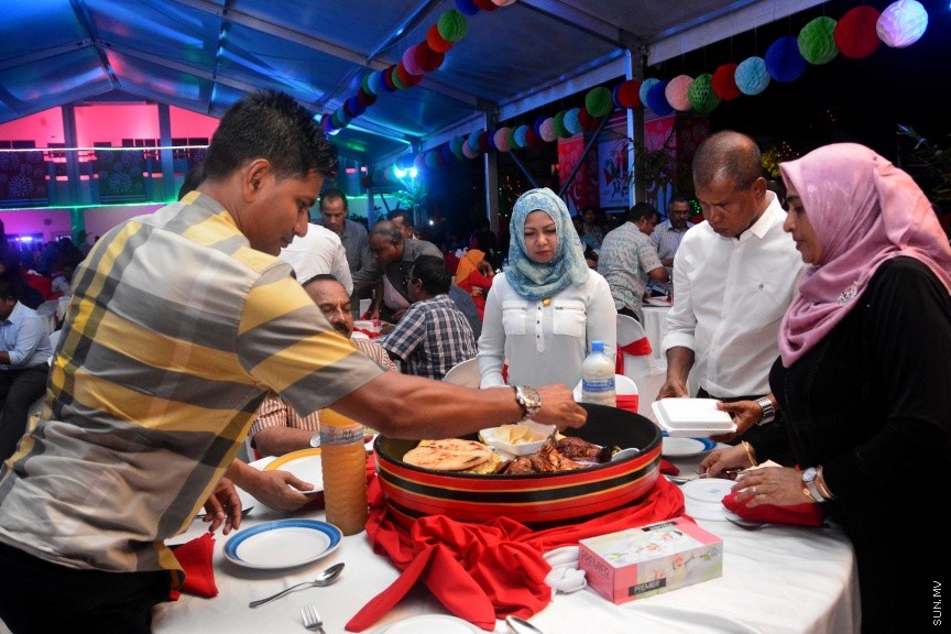 ނޮވެމްބަރ 29، 2016: ސޮދަގާތު ފައުންޑޭޝަނުން ކުރިއަށްގެންދިޔަ "ހިތާނީ އުފާ"ގެ ނިންމުން ފާހަގަކުރުމަށް ހުޅުމާލޭ ޣާޒީ ސްކޫލުގައި ބޭއްވި ރަސްމިއްޔާތުގެ ތެރެއިން --- ސަން ފޮޓޯ/ ފަޔާޒު މޫސާ