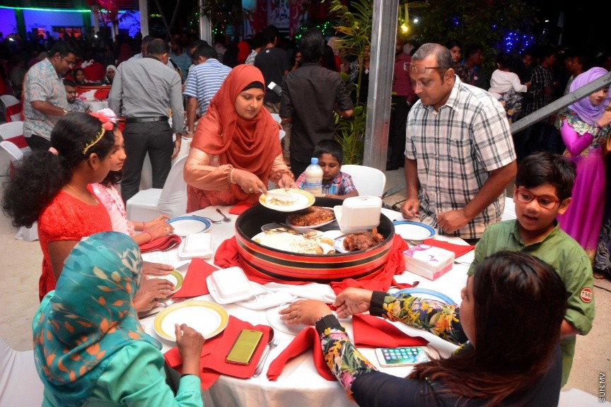 ނޮވެމްބަރ 29، 2016: ސޮދަގާތު ފައުންޑޭޝަނުން ކުރިއަށްގެންދިޔަ "ހިތާނީ އުފާ"ގެ ނިންމުން ފާހަގަކުރުމަށް ހުޅުމާލޭ ޣާޒީ ސްކޫލުގައި ބޭއްވި ރަސްމިއްޔާތުގެ ތެރެއިން --- ސަން ފޮޓޯ/ ފަޔާޒު މޫސާ