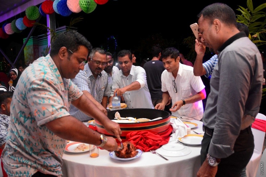 ނޮވެމްބަރ 29، 2016: ސޮދަގާތު ފައުންޑޭޝަނުން ކުރިއަށްގެންދިޔަ "ހިތާނީ އުފާ"ގެ ނިންމުން ފާހަގަކުރުމަށް ހުޅުމާލޭ ޣާޒީ ސްކޫލުގައި ބޭއްވި ރަސްމިއްޔާތުގެ ތެރެއިން --- ސަން ފޮޓޯ/ ފަޔާޒު މޫސާ