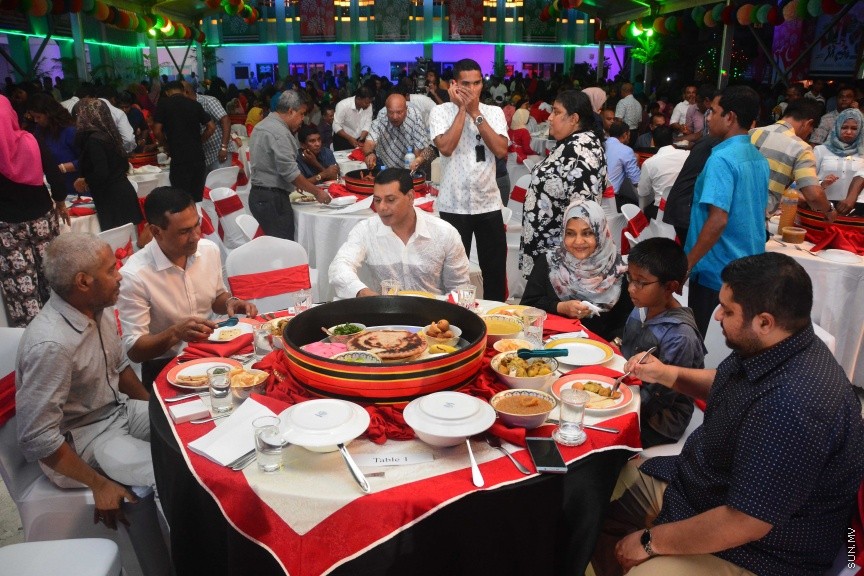 ނޮވެމްބަރ 29، 2016: ސޮދަގާތު ފައުންޑޭޝަނުން ކުރިއަށްގެންދިޔަ "ހިތާނީ އުފާ"ގެ ނިންމުން ފާހަގަކުރުމަށް ހުޅުމާލޭ ޣާޒީ ސްކޫލުގައި ބޭއްވި ރަސްމިއްޔާތުގެ ތެރެއިން --- ސަން ފޮޓޯ/ ފަޔާޒު މޫސާ