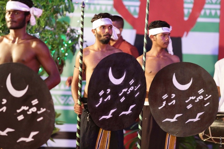 ނޮވެމްބަރ 29، 2016: ސޮދަގާތު ފައުންޑޭޝަނުން ކުރިއަށްގެންދިޔަ "ހިތާނީ އުފާ"ގެ ނިންމުން ފާހަގަކުރުމަށް ހުޅުމާލޭ ޣާޒީ ސްކޫލުގައި ބޭއްވި ރަސްމިއްޔާތުގެ ތެރެއިން --- ސަން ފޮޓޯ/ ފަޔާޒު މޫސާ