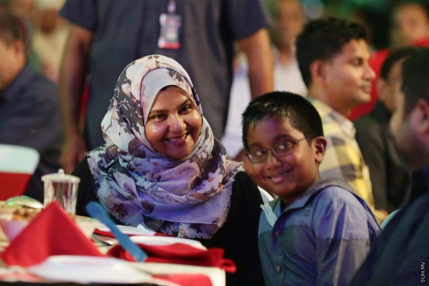 ނޮވެމްބަރ 29، 2016: ސޮދަގާތު ފައުންޑޭޝަނުން ކުރިއަށްގެންދިޔަ "ހިތާނީ އުފާ"ގެ ނިންމުން ފާހަގަކުރުމަށް ހުޅުމާލޭ ޣާޒީ ސްކޫލުގައި ބޭއްވި ރަސްމިއްޔާތުގެ ތެރެއިން --- ސަން ފޮޓޯ/ ފަޔާޒު މޫސާ