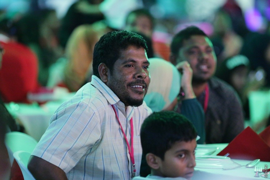 ނޮވެމްބަރ 29، 2016: ސޮދަގާތު ފައުންޑޭޝަނުން ކުރިއަށްގެންދިޔަ "ހިތާނީ އުފާ"ގެ ނިންމުން ފާހަގަކުރުމަށް ހުޅުމާލޭ ޣާޒީ ސްކޫލުގައި ބޭއްވި ރަސްމިއްޔާތުގެ ތެރެއިން --- ސަން ފޮޓޯ/ ފަޔާޒު މޫސާ
