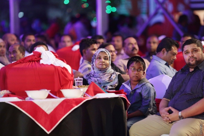 ނޮވެމްބަރ 29، 2016: ސޮދަގާތު ފައުންޑޭޝަނުން ކުރިއަށްގެންދިޔަ "ހިތާނީ އުފާ"ގެ ނިންމުން ފާހަގަކުރުމަށް ހުޅުމާލޭ ޣާޒީ ސްކޫލުގައި ބޭއްވި ރަސްމިއްޔާތުގެ ތެރެއިން --- ސަން ފޮޓޯ/ ފަޔާޒު މޫސާ