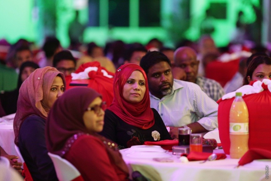 ނޮވެމްބަރ 29، 2016: ސޮދަގާތު ފައުންޑޭޝަނުން ކުރިއަށްގެންދިޔަ "ހިތާނީ އުފާ"ގެ ނިންމުން ފާހަގަކުރުމަށް ހުޅުމާލޭ ޣާޒީ ސްކޫލުގައި ބޭއްވި ރަސްމިއްޔާތުގެ ތެރެއިން --- ސަން ފޮޓޯ/ ފަޔާޒު މޫސާ