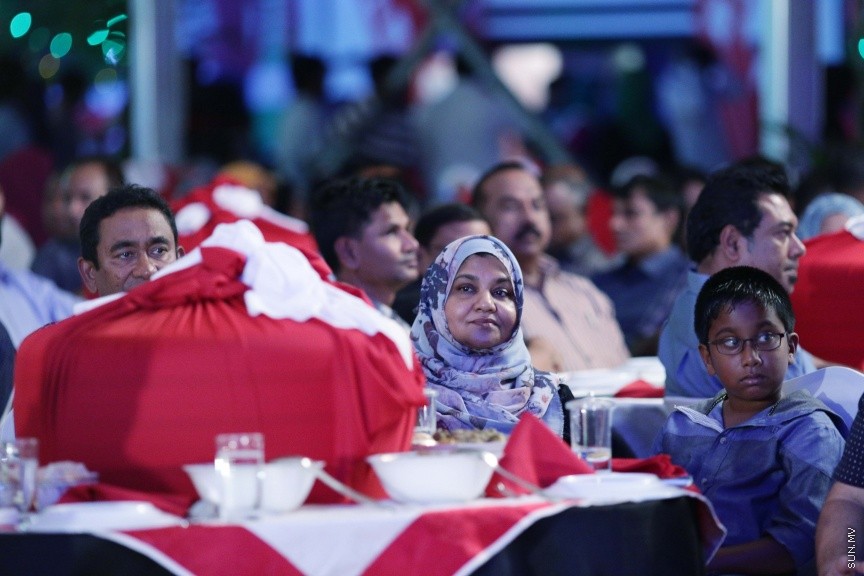 ނޮވެމްބަރ 29، 2016: ސޮދަގާތު ފައުންޑޭޝަނުން ކުރިއަށްގެންދިޔަ "ހިތާނީ އުފާ"ގެ ނިންމުން ފާހަގަކުރުމަށް ހުޅުމާލޭ ޣާޒީ ސްކޫލުގައި ބޭއްވި ރަސްމިއްޔާތުގެ ތެރެއިން --- ސަން ފޮޓޯ/ ފަޔާޒު މޫސާ