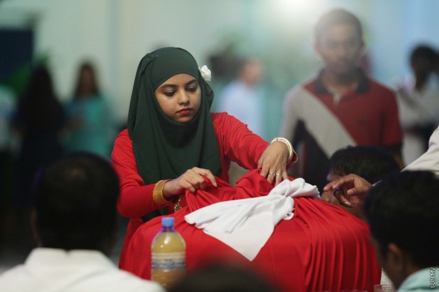 ނޮވެމްބަރ 29، 2016: ސޮދަގާތު ފައުންޑޭޝަނުން ކުރިއަށްގެންދިޔަ "ހިތާނީ އުފާ"ގެ ނިންމުން ފާހަގަކުރުމަށް ހުޅުމާލޭ ޣާޒީ ސްކޫލުގައި ބޭއްވި ރަސްމިއްޔާތުގެ ތެރެއިން --- ސަން ފޮޓޯ/ ފަޔާޒު މޫސާ