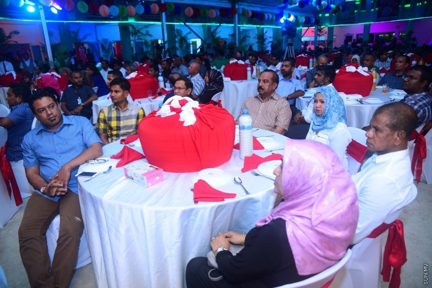 ނޮވެމްބަރ 29، 2016: ސޮދަގާތު ފައުންޑޭޝަނުން ކުރިއަށްގެންދިޔަ "ހިތާނީ އުފާ"ގެ ނިންމުން ފާހަގަކުރުމަށް ހުޅުމާލޭ ޣާޒީ ސްކޫލުގައި ބޭއްވި ރަސްމިއްޔާތުގެ ތެރެއިން --- ސަން ފޮޓޯ/ ފަޔާޒު މޫސާ