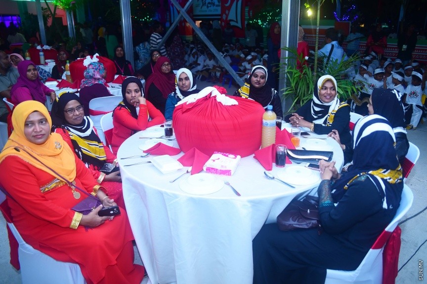 ނޮވެމްބަރ 29، 2016: ސޮދަގާތު ފައުންޑޭޝަނުން ކުރިއަށްގެންދިޔަ "ހިތާނީ އުފާ"ގެ ނިންމުން ފާހަގަކުރުމަށް ހުޅުމާލޭ ޣާޒީ ސްކޫލުގައި ބޭއްވި ރަސްމިއްޔާތުގެ ތެރެއިން --- ސަން ފޮޓޯ/ ފަޔާޒު މޫސާ