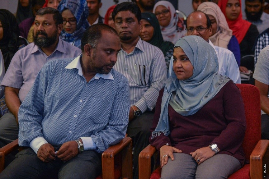 30 ނޮވެމްބަރ 2016: އިސްލާމިކް މިނިސްޓްރީގެ ޒަކާތު ފަންޑުގެ އެހީގައި ތެލެސީމިއާ ހުންނަ ހަ ކުއްޖެއްގެ ބޯންމެރޯ ޓްރާންސްޕުލާންޓް ހެދުމަށް ރާއްޖޭން ބޭރަށް ދިއުމުގެ ފުރުސަތުދީ އެކަމުގެ ލިއުން ހަވާލުކުރުމަށް މިއަދު އިސްމީ މަރުކަޒުގެ ޖަލްސާކުރާ މާލަމްގައި ބޭއްވި ރަސްމިއްޔާތުގެ ތެރެއިން---ސަން ފޮޓޯ// މުހައްމަދު އަފްރާހް