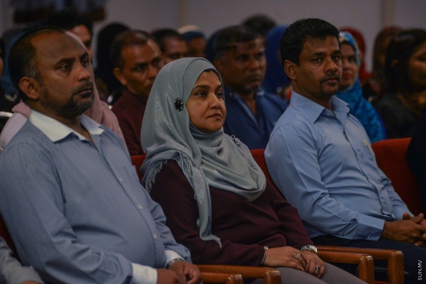30 ނޮވެމްބަރ 2016: އިސްލާމިކް މިނިސްޓްރީގެ ޒަކާތު ފަންޑުގެ އެހީގައި ތެލެސީމިއާ ހުންނަ ހަ ކުއްޖެއްގެ ބޯންމެރޯ ޓްރާންސްޕުލާންޓް ހެދުމަށް ރާއްޖޭން ބޭރަށް ދިއުމުގެ ފުރުސަތުދީ އެކަމުގެ ލިއުން ހަވާލުކުރުމަށް މިއަދު އިސްމީ މަރުކަޒުގެ ޖަލްސާކުރާ މާލަމްގައި ބޭއްވި ރަސްމިއްޔާތުގެ ތެރެއިން---ސަން ފޮޓޯ// މުހައްމަދު އަފްރާހް