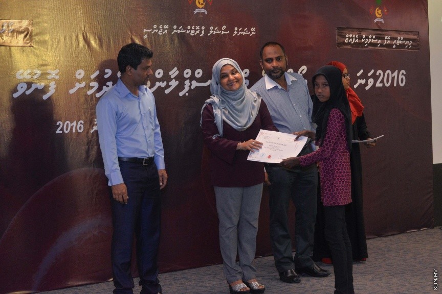 30 ނޮވެމްބަރ 2016: އިސްލާމިކް މިނިސްޓްރީގެ ޒަކާތު ފަންޑުގެ އެހީގައި ތެލެސީމިއާ ހުންނަ ހަ ކުއްޖެއްގެ ބޯންމެރޯ ޓްރާންސްޕުލާންޓް ހެދުމަށް ރާއްޖޭން ބޭރަށް ދިއުމުގެ ފުރުސަތުދީ އެކަމުގެ ލިއުން ހަވާލުކުރުމަށް މިއަދު އިސްމީ މަރުކަޒުގެ ޖަލްސާކުރާ މާލަމްގައި ބޭއްވި ރަސްމިއްޔާތުގެ ތެރެއިން---ސަން ފޮޓޯ// މުހައްމަދު އަފްރާހް