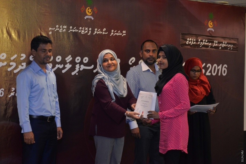 30 ނޮވެމްބަރ 2016: އިސްލާމިކް މިނިސްޓްރީގެ ޒަކާތު ފަންޑުގެ އެހީގައި ތެލެސީމިއާ ހުންނަ ހަ ކުއްޖެއްގެ ބޯންމެރޯ ޓްރާންސްޕުލާންޓް ހެދުމަށް ރާއްޖޭން ބޭރަށް ދިއުމުގެ ފުރުސަތުދީ އެކަމުގެ ލިއުން ހަވާލުކުރުމަށް މިއަދު އިސްމީ މަރުކަޒުގެ ޖަލްސާކުރާ މާލަމްގައި ބޭއްވި ރަސްމިއްޔާތުގެ ތެރެއިން---ސަން ފޮޓޯ// މުހައްމަދު އަފްރާހް