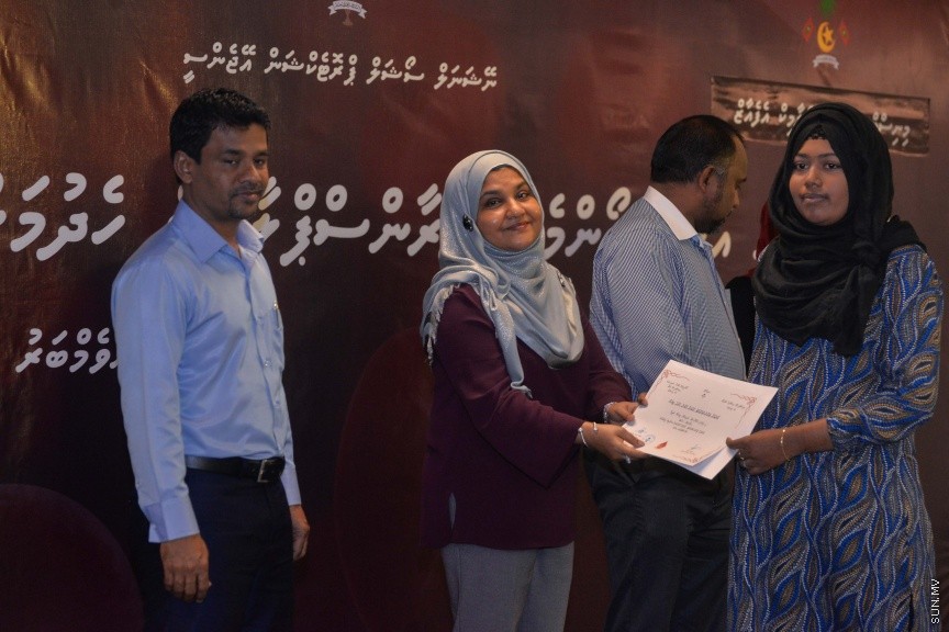 30 ނޮވެމްބަރ 2016: އިސްލާމިކް މިނިސްޓްރީގެ ޒަކާތު ފަންޑުގެ އެހީގައި ތެލެސީމިއާ ހުންނަ ހަ ކުއްޖެއްގެ ބޯންމެރޯ ޓްރާންސްޕުލާންޓް ހެދުމަށް ރާއްޖޭން ބޭރަށް ދިއުމުގެ ފުރުސަތުދީ އެކަމުގެ ލިއުން ހަވާލުކުރުމަށް މިއަދު އިސްމީ މަރުކަޒުގެ ޖަލްސާކުރާ މާލަމްގައި ބޭއްވި ރަސްމިއްޔާތުގެ ތެރެއިން---ސަން ފޮޓޯ// މުހައްމަދު އަފްރާހް