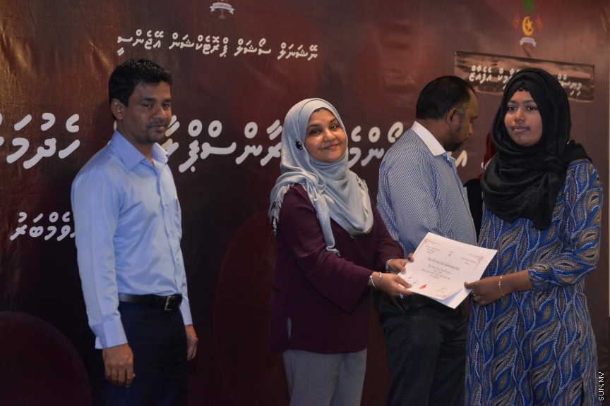 30 ނޮވެމްބަރ 2016: އިސްލާމިކް މިނިސްޓްރީގެ ޒަކާތު ފަންޑުގެ އެހީގައި ތެލެސީމިއާ ހުންނަ ހަ ކުއްޖެއްގެ ބޯންމެރޯ ޓްރާންސްޕުލާންޓް ހެދުމަށް ރާއްޖޭން ބޭރަށް ދިއުމުގެ ފުރުސަތުދީ އެކަމުގެ ލިއުން ހަވާލުކުރުމަށް މިއަދު އިސްމީ މަރުކަޒުގެ ޖަލްސާކުރާ މާލަމްގައި ބޭއްވި ރަސްމިއްޔާތުގެ ތެރެއިން---ސަން ފޮޓޯ// މުހައްމަދު އަފްރާހް