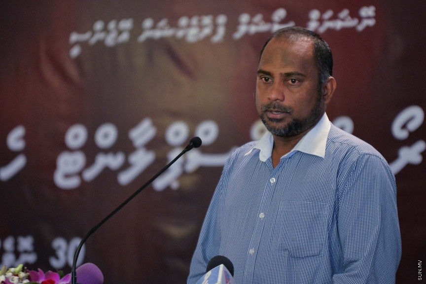 30 ނޮވެމްބަރ 2016: އިސްލާމިކް މިނިސްޓްރީގެ ޒަކާތު ފަންޑުގެ އެހީގައި ތެލެސީމިއާ ހުންނަ ހަ ކުއްޖެއްގެ ބޯންމެރޯ ޓްރާންސްޕުލާންޓް ހެދުމަށް ރާއްޖޭން ބޭރަށް ދިއުމުގެ ފުރުސަތުދީ އެކަމުގެ ލިއުން ހަވާލުކުރުމަށް މިއަދު އިސްމީ މަރުކަޒުގެ ޖަލްސާކުރާ މާލަމްގައި ބޭއްވި ރަސްމިއްޔާތުގެ ތެރެއިން---ސަން ފޮޓޯ// މުހައްމަދު އަފްރާހް