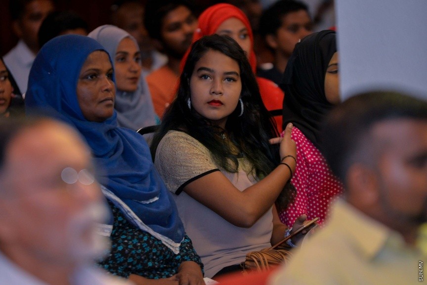 30 ނޮވެމްބަރ 2016: އިސްލާމިކް މިނިސްޓްރީގެ ޒަކާތު ފަންޑުގެ އެހީގައި ތެލެސީމިއާ ހުންނަ ހަ ކުއްޖެއްގެ ބޯންމެރޯ ޓްރާންސްޕުލާންޓް ހެދުމަށް ރާއްޖޭން ބޭރަށް ދިއުމުގެ ފުރުސަތުދީ އެކަމުގެ ލިއުން ހަވާލުކުރުމަށް މިއަދު އިސްމީ މަރުކަޒުގެ ޖަލްސާކުރާ މާލަމްގައި ބޭއްވި ރަސްމިއްޔާތުގެ ތެރެއިން---ސަން ފޮޓޯ// މުހައްމަދު އަފްރާހް