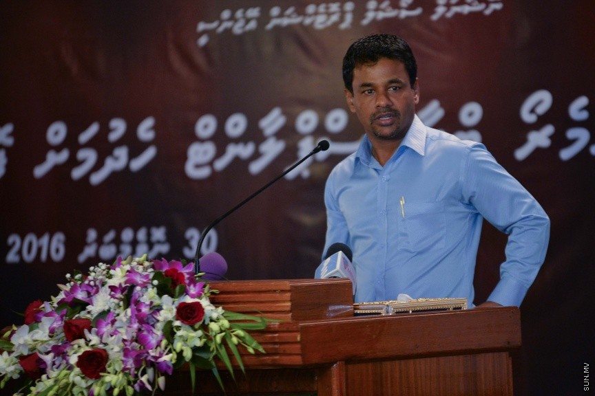 30 ނޮވެމްބަރ 2016: އިސްލާމިކް މިނިސްޓްރީގެ ޒަކާތު ފަންޑުގެ އެހީގައި ތެލެސީމިއާ ހުންނަ ހަ ކުއްޖެއްގެ ބޯންމެރޯ ޓްރާންސްޕުލާންޓް ހެދުމަށް ރާއްޖޭން ބޭރަށް ދިއުމުގެ ފުރުސަތުދީ އެކަމުގެ ލިއުން ހަވާލުކުރުމަށް މިއަދު އިސްމީ މަރުކަޒުގެ ޖަލްސާކުރާ މާލަމްގައި ބޭއްވި ރަސްމިއްޔާތުގެ ތެރެއިން---ސަން ފޮޓޯ// މުހައްމަދު އަފްރާހް