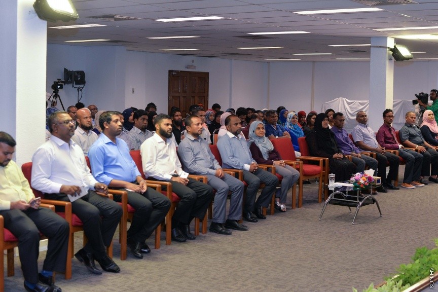 30 ނޮވެމްބަރ 2016: އިސްލާމިކް މިނިސްޓްރީގެ ޒަކާތު ފަންޑުގެ އެހީގައި ތެލެސީމިއާ ހުންނަ ހަ ކުއްޖެއްގެ ބޯންމެރޯ ޓްރާންސްޕުލާންޓް ހެދުމަށް ރާއްޖޭން ބޭރަށް ދިއުމުގެ ފުރުސަތުދީ އެކަމުގެ ލިއުން ހަވާލުކުރުމަށް މިއަދު އިސްމީ މަރުކަޒުގެ ޖަލްސާކުރާ މާލަމްގައި ބޭއްވި ރަސްމިއްޔާތުގެ ތެރެއިން---ސަން ފޮޓޯ// މުހައްމަދު އަފްރާހް