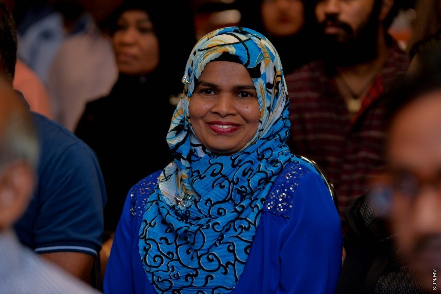 30 ނޮވެމްބަރ 2016: އިސްލާމިކް މިނިސްޓްރީގެ ޒަކާތު ފަންޑުގެ އެހީގައި ތެލެސީމިއާ ހުންނަ ހަ ކުއްޖެއްގެ ބޯންމެރޯ ޓްރާންސްޕުލާންޓް ހެދުމަށް ރާއްޖޭން ބޭރަށް ދިއުމުގެ ފުރުސަތުދީ އެކަމުގެ ލިއުން ހަވާލުކުރުމަށް މިއަދު އިސްމީ މަރުކަޒުގެ ޖަލްސާކުރާ މާލަމްގައި ބޭއްވި ރަސްމިއްޔާތުގެ ތެރެއިން---ސަން ފޮޓޯ// މުހައްމަދު އަފްރާހް