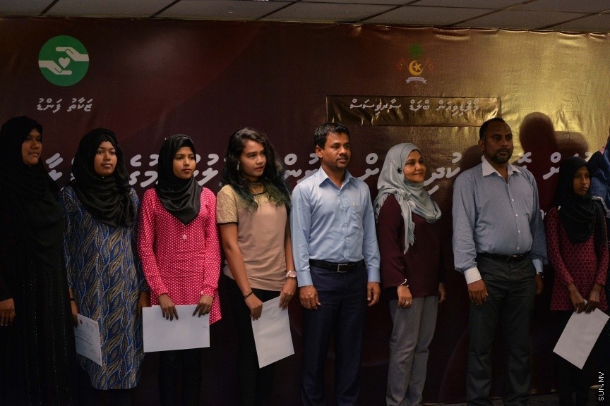 30 ނޮވެމްބަރ 2016: އިސްލާމިކް މިނިސްޓްރީގެ ޒަކާތު ފަންޑުގެ އެހީގައި ތެލެސީމިއާ ހުންނަ ހަ ކުއްޖެއްގެ ބޯންމެރޯ ޓްރާންސްޕުލާންޓް ހެދުމަށް ރާއްޖޭން ބޭރަށް ދިއުމުގެ ފުރުސަތުދީ އެކަމުގެ ލިއުން ހަވާލުކުރުމަށް މިއަދު އިސްމީ މަރުކަޒުގެ ޖަލްސާކުރާ މާލަމްގައި ބޭއްވި ރަސްމިއްޔާތުގެ ތެރެއިން---ސަން ފޮޓޯ// މުހައްމަދު އަފްރާހް