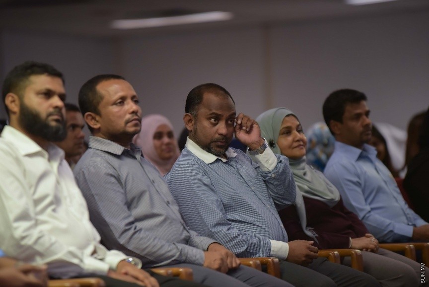 30 ނޮވެމްބަރ 2016: އިސްލާމިކް މިނިސްޓްރީގެ ޒަކާތު ފަންޑުގެ އެހީގައި ތެލެސީމިއާ ހުންނަ ހަ ކުއްޖެއްގެ ބޯންމެރޯ ޓްރާންސްޕުލާންޓް ހެދުމަށް ރާއްޖޭން ބޭރަށް ދިއުމުގެ ފުރުސަތުދީ އެކަމުގެ ލިއުން ހަވާލުކުރުމަށް މިއަދު އިސްމީ މަރުކަޒުގެ ޖަލްސާކުރާ މާލަމްގައި ބޭއްވި ރަސްމިއްޔާތުގެ ތެރެއިން---ސަން ފޮޓޯ// މުހައްމަދު އަފްރާހް