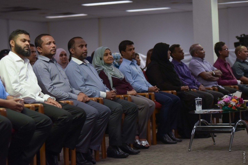 30 ނޮވެމްބަރ 2016: އިސްލާމިކް މިނިސްޓްރީގެ ޒަކާތު ފަންޑުގެ އެހީގައި ތެލެސީމިއާ ހުންނަ ހަ ކުއްޖެއްގެ ބޯންމެރޯ ޓްރާންސްޕުލާންޓް ހެދުމަށް ރާއްޖޭން ބޭރަށް ދިއުމުގެ ފުރުސަތުދީ އެކަމުގެ ލިއުން ހަވާލުކުރުމަށް މިއަދު އިސްމީ މަރުކަޒުގެ ޖަލްސާކުރާ މާލަމްގައި ބޭއްވި ރަސްމިއްޔާތުގެ ތެރެއިން---ސަން ފޮޓޯ// މުހައްމަދު އަފްރާހް