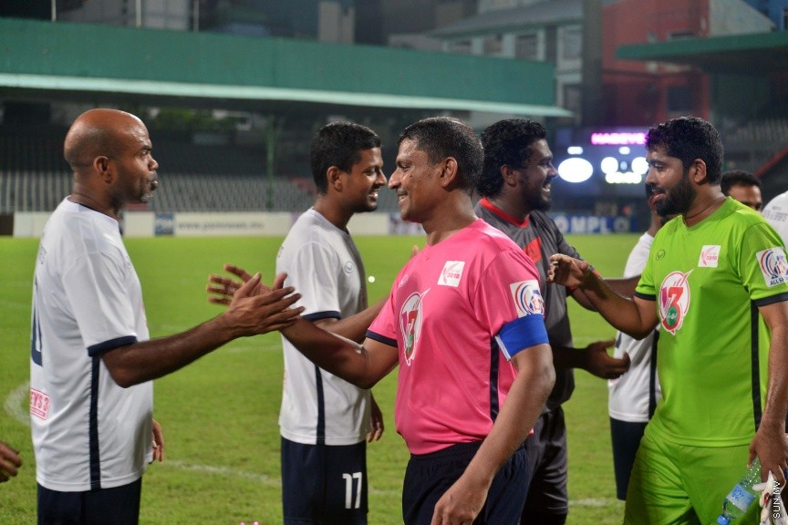 ނޮވެމްބަރ 30، 2016: މި ސަރުކާރަށް ތިން އަހަރު ފުރުން ފާހަގަކުރުމުގެ ގޮތުން ޔޫތް މިނިސްޓްރީ ޓީމަކާއި މަޖިލިސް މެމްބަރުންގެ ޓީމް ބައްދަލުކުރި އެކުވެރި ކަމުގެ ފުޓްބޯޅަ މެޗުގެ ތެރެއިން -- ސަން ފޮޓޯ/ ފަޔާޒު މޫސާ