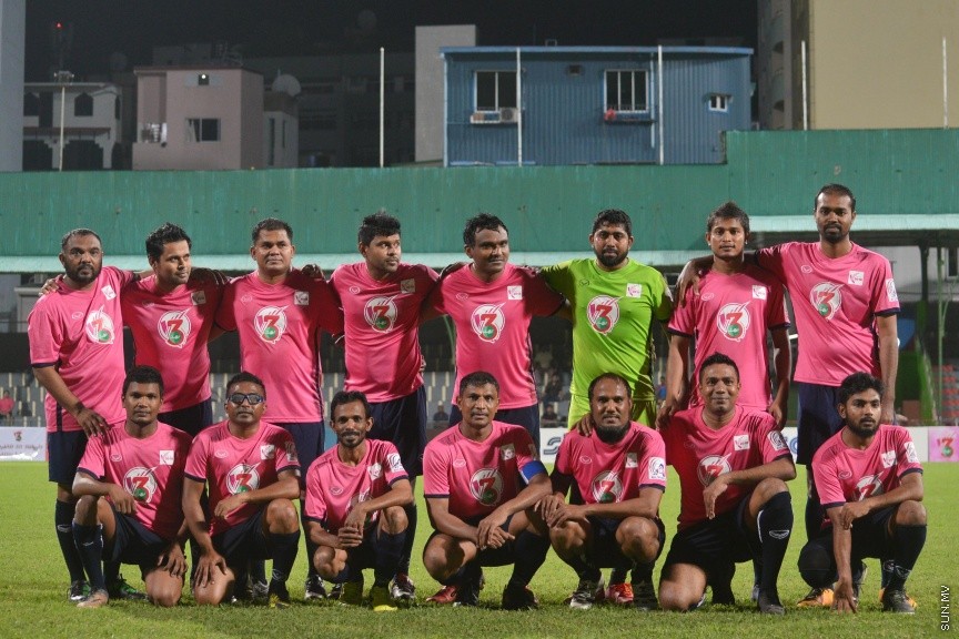 ނޮވެމްބަރ 30، 2016: މި ސަރުކާރަށް ތިން އަހަރު ފުރުން ފާހަގަކުރުމުގެ ގޮތުން ޔޫތް މިނިސްޓްރީ ޓީމަކާއި މަޖިލިސް މެމްބަރުންގެ ޓީމް ބައްދަލުކުރި އެކުވެރި ކަމުގެ ފުޓްބޯޅަ މެޗުގެ ތެރެއިން -- ސަން ފޮޓޯ/ ފަޔާޒު މޫސާ