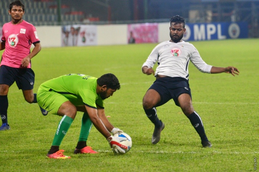 ނޮވެމްބަރ 30، 2016: މި ސަރުކާރަށް ތިން އަހަރު ފުރުން ފާހަގަކުރުމުގެ ގޮތުން ޔޫތް މިނިސްޓްރީ ޓީމަކާއި މަޖިލިސް މެމްބަރުންގެ ޓީމް ބައްދަލުކުރި އެކުވެރި ކަމުގެ ފުޓްބޯޅަ މެޗުގެ ތެރެއިން -- ސަން ފޮޓޯ/ ފަޔާޒު މޫސާ