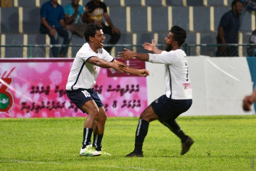 ނޮވެމްބަރ 30، 2016: މި ސަރުކާރަށް ތިން އަހަރު ފުރުން ފާހަގަކުރުމުގެ ގޮތުން ޔޫތް މިނިސްޓްރީ ޓީމަކާއި މަޖިލިސް މެމްބަރުންގެ ޓީމް ބައްދަލުކުރި އެކުވެރި ކަމުގެ ފުޓްބޯޅަ މެޗުގެ ތެރެއިން -- ސަން ފޮޓޯ/ ފަޔާޒު މޫސާ