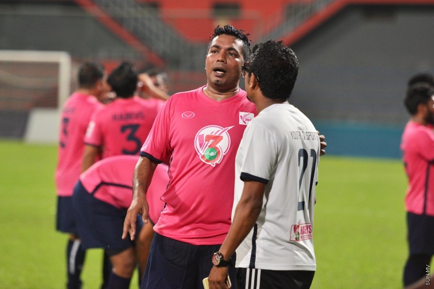 ނޮވެމްބަރ 30، 2016: މި ސަރުކާރަށް ތިން އަހަރު ފުރުން ފާހަގަކުރުމުގެ ގޮތުން ޔޫތް މިނިސްޓްރީ ޓީމަކާއި މަޖިލިސް މެމްބަރުންގެ ޓީމް ބައްދަލުކުރި އެކުވެރި ކަމުގެ ފުޓްބޯޅަ މެޗުގެ ތެރެއިން -- ސަން ފޮޓޯ/ ފަޔާޒު މޫސާ