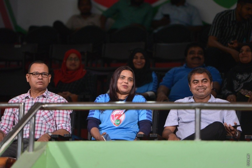 ނޮވެމްބަރ 30، 2016: މި ސަރުކާރަށް ތިން އަހަރު ފުރުން ފާހަގަކުރުމުގެ ގޮތުން ޔޫތް މިނިސްޓްރީ ޓީމަކާއި މަޖިލިސް މެމްބަރުންގެ ޓީމް ބައްދަލުކުރި އެކުވެރި ކަމުގެ ފުޓްބޯޅަ މެޗުގެ ތެރެއިން -- ސަން ފޮޓޯ/ ފަޔާޒު މޫސާ