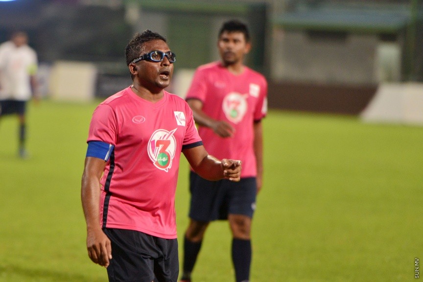ނޮވެމްބަރ 30، 2016: މި ސަރުކާރަށް ތިން އަހަރު ފުރުން ފާހަގަކުރުމުގެ ގޮތުން ޔޫތް މިނިސްޓްރީ ޓީމަކާއި މަޖިލިސް މެމްބަރުންގެ ޓީމް ބައްދަލުކުރި އެކުވެރި ކަމުގެ ފުޓްބޯޅަ މެޗުގެ ތެރެއިން -- ސަން ފޮޓޯ/ ފަޔާޒު މޫސާ