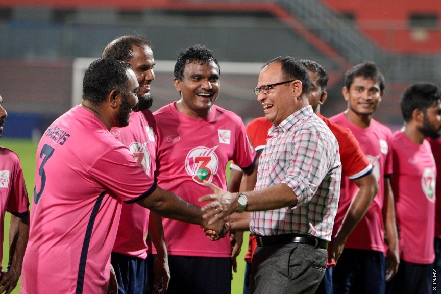 ނޮވެމްބަރ 30، 2016: މި ސަރުކާރަށް ތިން އަހަރު ފުރުން ފާހަގަކުރުމުގެ ގޮތުން ޔޫތް މިނިސްޓްރީ ޓީމަކާއި މަޖިލިސް މެމްބަރުންގެ ޓީމް ބައްދަލުކުރި އެކުވެރި ކަމުގެ ފުޓްބޯޅަ މެޗުގެ ތެރެއިން -- ސަން ފޮޓޯ/ ފަޔާޒު މޫސާ