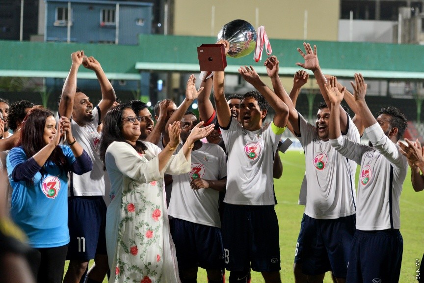 ނޮވެމްބަރ 30، 2016: މި ސަރުކާރަށް ތިން އަހަރު ފުރުން ފާހަގަކުރުމުގެ ގޮތުން ޔޫތް މިނިސްޓްރީ ޓީމަކާއި މަޖިލިސް މެމްބަރުންގެ ޓީމް ބައްދަލުކުރި އެކުވެރި ކަމުގެ ފުޓްބޯޅަ މެޗުގެ ތެރެއިން -- ސަން ފޮޓޯ/ ފަޔާޒު މޫސާ