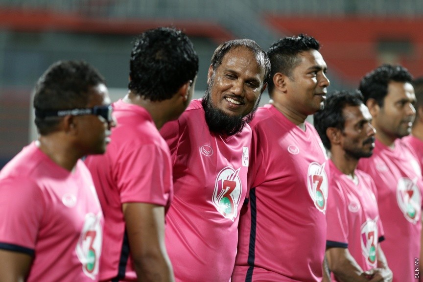 ނޮވެމްބަރ 30، 2016: މި ސަރުކާރަށް ތިން އަހަރު ފުރުން ފާހަގަކުރުމުގެ ގޮތުން ޔޫތް މިނިސްޓްރީ ޓީމަކާއި މަޖިލިސް މެމްބަރުންގެ ޓީމް ބައްދަލުކުރި އެކުވެރި ކަމުގެ ފުޓްބޯޅަ މެޗުގެ ތެރެއިން -- ސަން ފޮޓޯ/ ފަޔާޒު މޫސާ