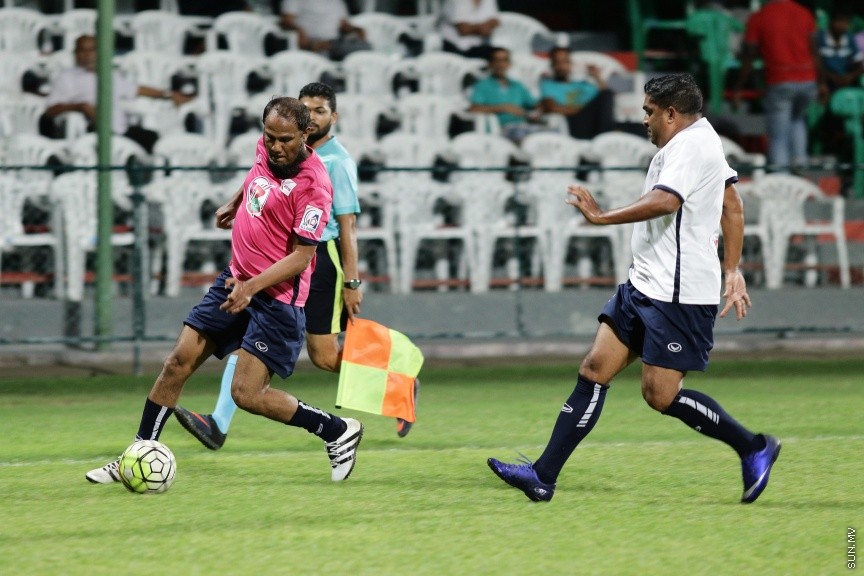 ނޮވެމްބަރ 30، 2016: މި ސަރުކާރަށް ތިން އަހަރު ފުރުން ފާހަގަކުރުމުގެ ގޮތުން ޔޫތް މިނިސްޓްރީ ޓީމަކާއި މަޖިލިސް މެމްބަރުންގެ ޓީމް ބައްދަލުކުރި އެކުވެރި ކަމުގެ ފުޓްބޯޅަ މެޗުގެ ތެރެއިން -- ސަން ފޮޓޯ/ ފަޔާޒު މޫސާ
