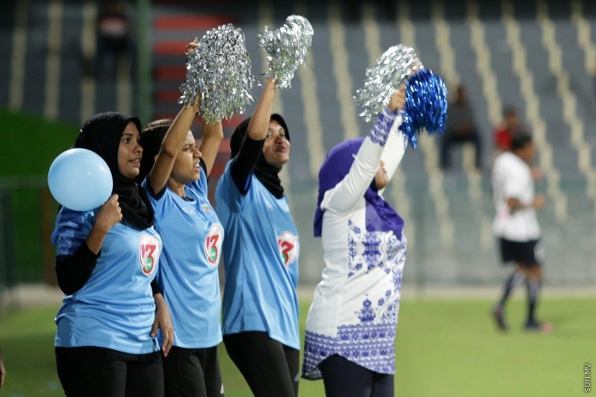 ނޮވެމްބަރ 30، 2016: މި ސަރުކާރަށް ތިން އަހަރު ފުރުން ފާހަގަކުރުމުގެ ގޮތުން ޔޫތް މިނިސްޓްރީ ޓީމަކާއި މަޖިލިސް މެމްބަރުންގެ ޓީމް ބައްދަލުކުރި އެކުވެރި ކަމުގެ ފުޓްބޯޅަ މެޗުގެ ތެރެއިން -- ސަން ފޮޓޯ/ ފަޔާޒު މޫސާ