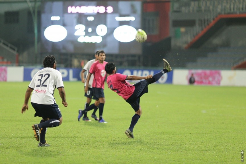 ނޮވެމްބަރ 30، 2016: މި ސަރުކާރަށް ތިން އަހަރު ފުރުން ފާހަގަކުރުމުގެ ގޮތުން ޔޫތް މިނިސްޓްރީ ޓީމަކާއި މަޖިލިސް މެމްބަރުންގެ ޓީމް ބައްދަލުކުރި އެކުވެރި ކަމުގެ ފުޓްބޯޅަ މެޗުގެ ތެރެއިން -- ސަން ފޮޓޯ/ ފަޔާޒު މޫސާ